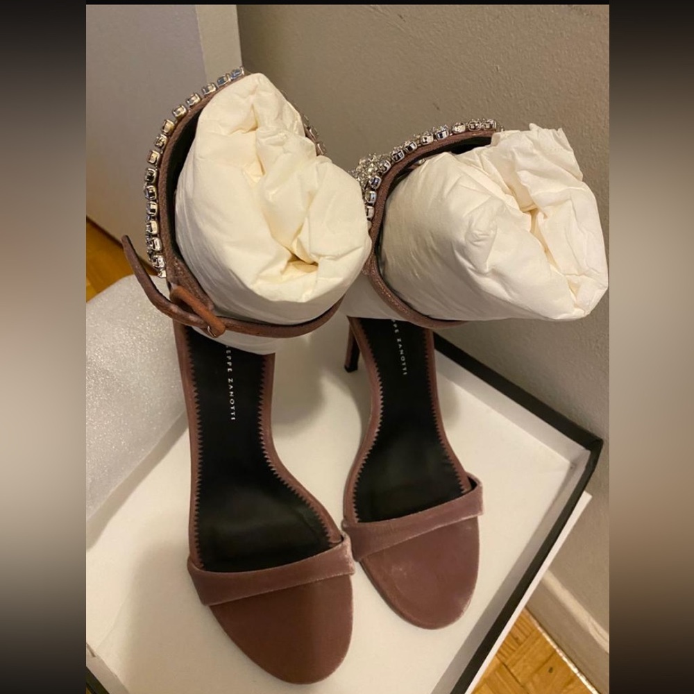 Giusseppe Zanotti neuf à 450$
